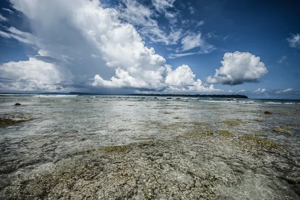 Água do mar transparente e céu azul com nuvens — Fotografia de Stock