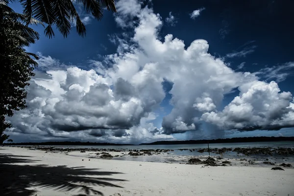 Cielo blu e nuvole nell'isola di Havelock. Isole Andamane, India — Foto Stock