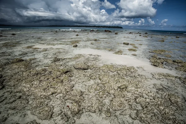 Прозрачная морская вода и голубое небо с облаками — стоковое фото