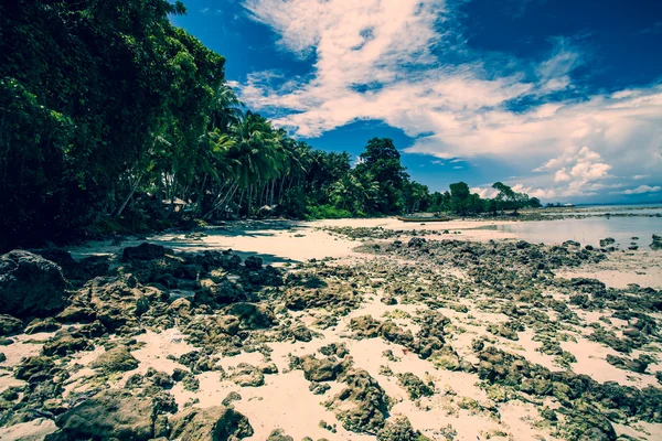 Céu azul e nuvens na ilha de Havelock. Ilhas Andaman, Índia — Fotografia de Stock
