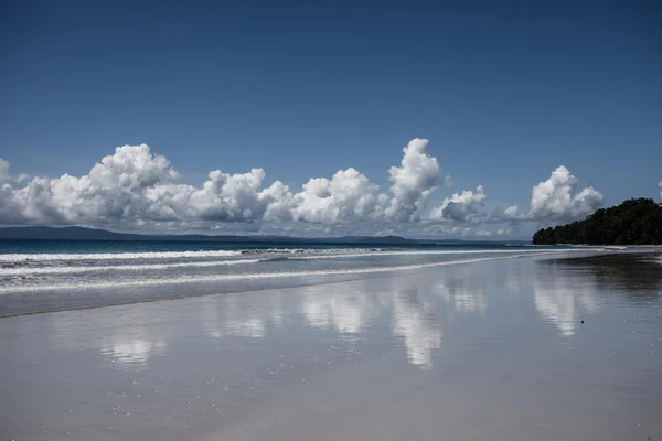 Μπλε του ουρανού και τα σύννεφα στο νησί havelock. νησιά Ανταμάν, Ινδία — Φωτογραφία Αρχείου