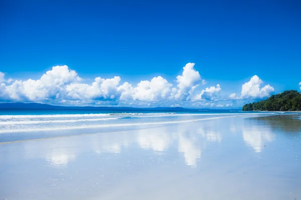 Cielo blu e nuvole nell'isola di Havelock. Isole Andamane, India — Foto Stock