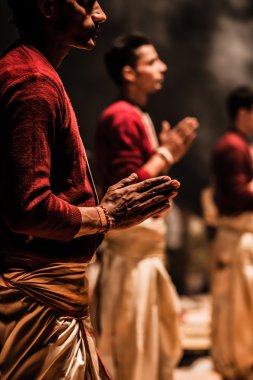dini ganga aarti ayin tanımlanamayan bir hindu rahip yürüten