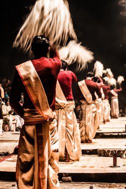 dini ganga aarti ayin tanımlanamayan bir hindu rahip yürüten