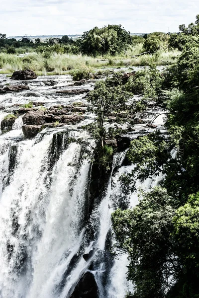 Regnbåge över Victoriafallen på Zambezifloden, gränsen mellan zambia och zimbabwe — Stockfoto