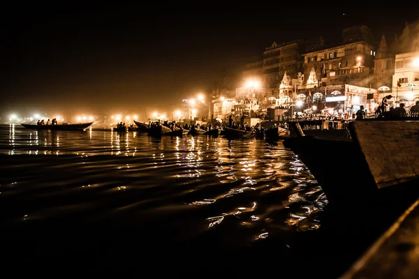 Un prêtre hindou non identifié conduit un rituel religieux Ganga Aarti — Photo