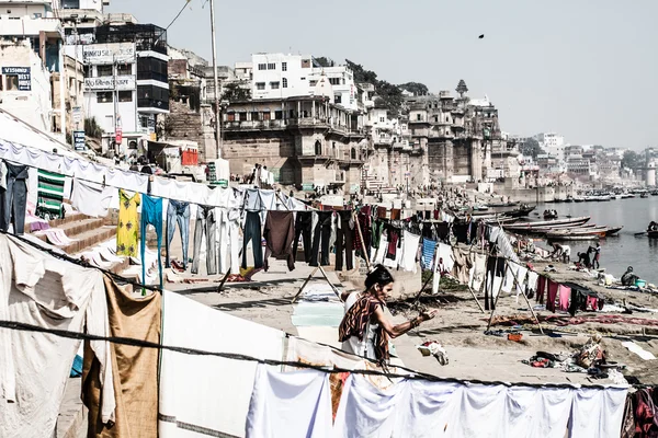 Famoso río Ganges y edificio alrededor de Varanasi, India —  Fotos de Stock