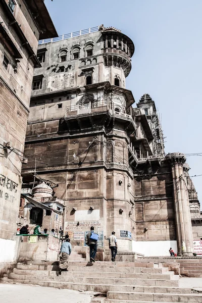 Berömda floden ganges och byggnaden runt varanasi, Indien — Stockfoto
