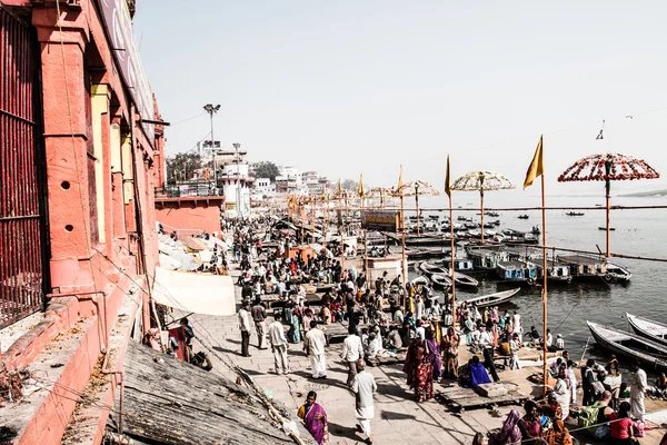 Beroemde rivier de ganges en gebouw rond varanasi, india — Stockfoto