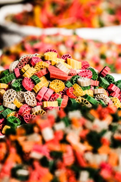 Různé barevné těstoviny v místním trhu Indie — Stock fotografie