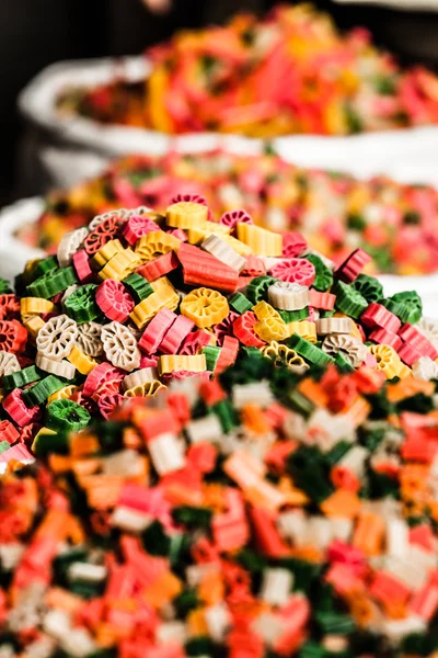 Olika färgad pasta på lokal marknad, Indien — Stockfoto