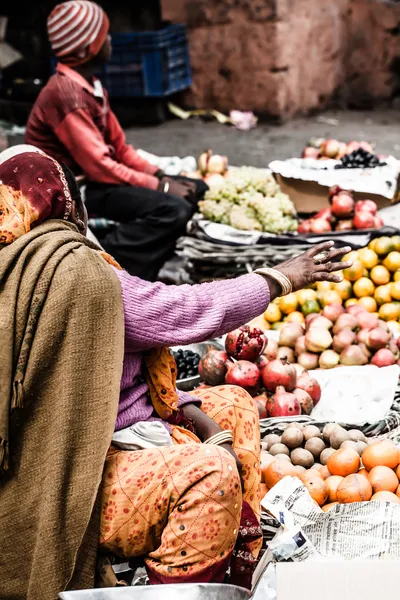 Bir pazarlık piyasa için Hintli arama — Stok fotoğraf