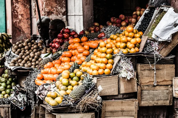 Indian search for a bargains in the market — Stock Photo, Image