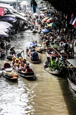 yerel gıda maddeleri itibariyle damnoen saduak yüzen Pazar satmak