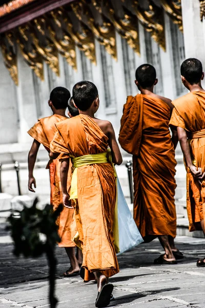 Un monje budista en Bangkok, Tailandia . —  Fotos de Stock