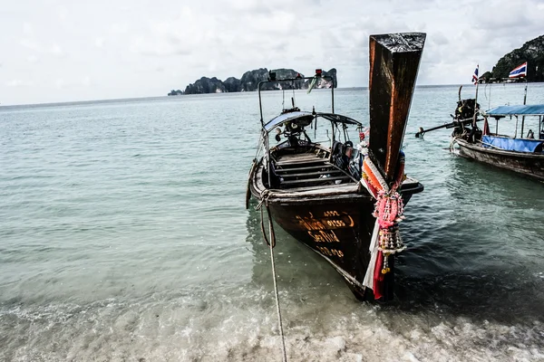 Klares Wasser und blauer Himmel. Krabi Provinz, Thailand. — Stockfoto