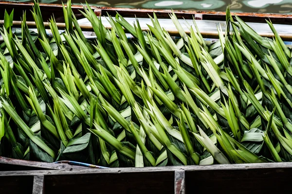 Lokala säljer matvaror på damnoen saduak flytande marknaden — Stockfoto