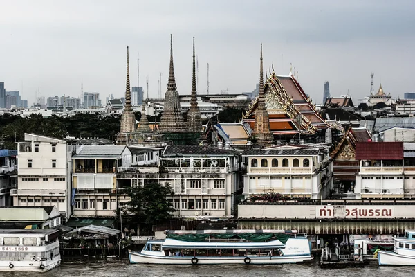 Vista en la ciudad de Bangkok en el río Chao Phaya — Foto de Stock