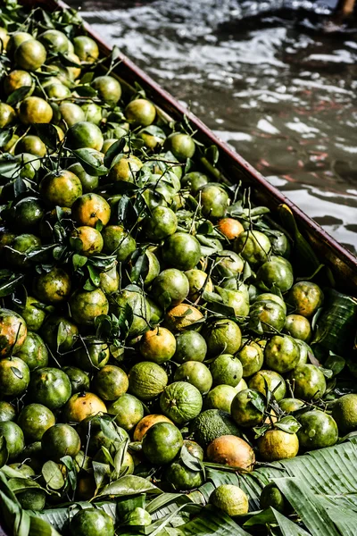 Местная торговля продуктами питания на плавучем рынке Дамнон Садуак — стоковое фото