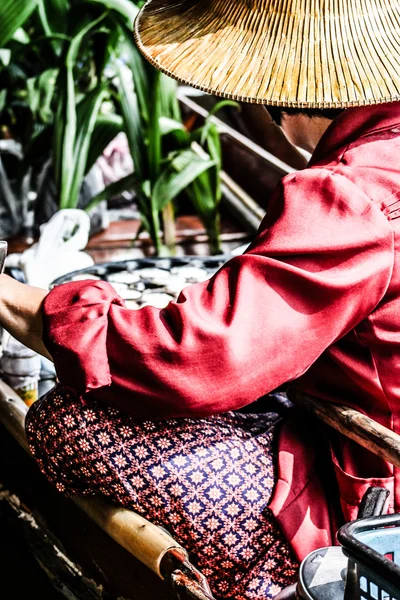 Local sell food items at Damnoen Saduak floating market — Stock Photo, Image