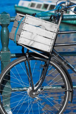 Amsterdam, kanal ve bisiklet. Hollanda.