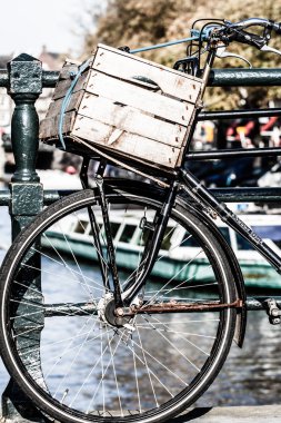 Amsterdam, kanal ve bisiklet. Hollanda.