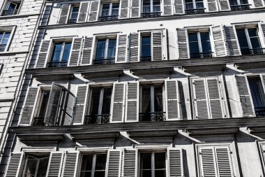 şehir merkezinde geleneksel bir binanın dış cephe paris, Fransa