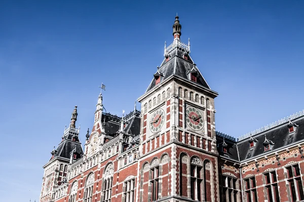 オランダ、アムステルダム中央鉄道駅の正面のビュー — ストック写真