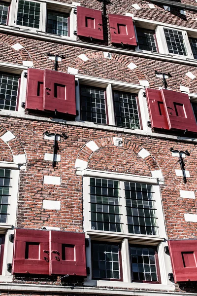 Typical Amsterdam architecture with bikes — Stock Photo, Image