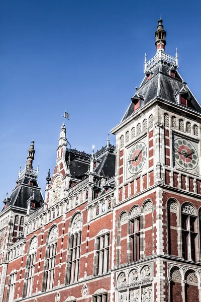 Holandsko, amsterdam, pohled na průčelí železniční stanice — Stock fotografie