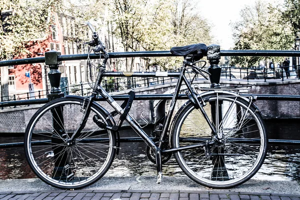 阿姆斯特丹、 运河和自行车。荷兰. — 图库照片