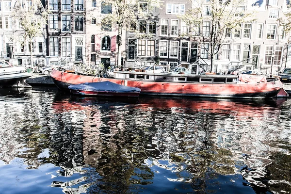 Arquitetura típica de Amsterdam com bicicletas — Fotografia de Stock