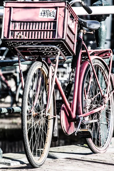 Amsterdam, kanál a kol. Holandsko. — Stock fotografie