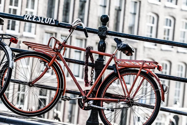 Amsterdam, kanaal en fiets. Nederland. — Stockfoto