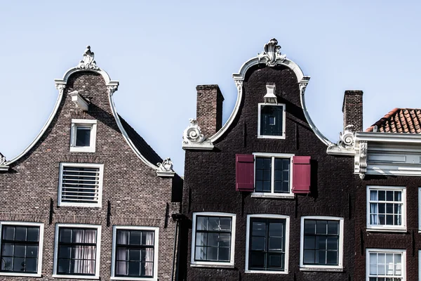 Typisch Amsterdamse architectuur met fietsen — Stockfoto