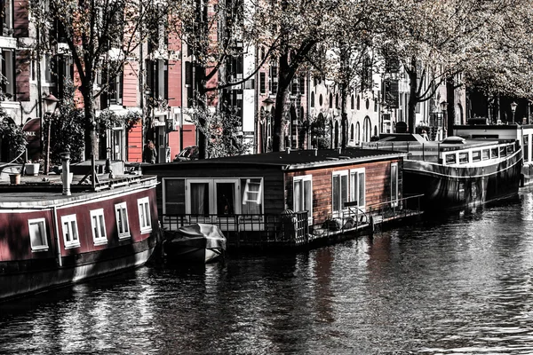 Arquitetura típica de Amsterdam com bicicletas — Fotografia de Stock