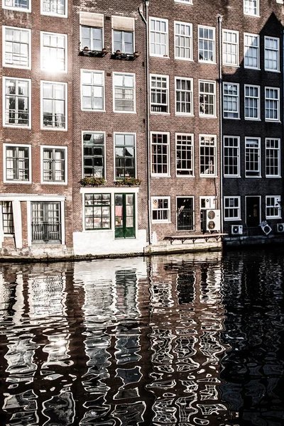 Arquitetura típica de Amsterdam com bicicletas — Fotografia de Stock