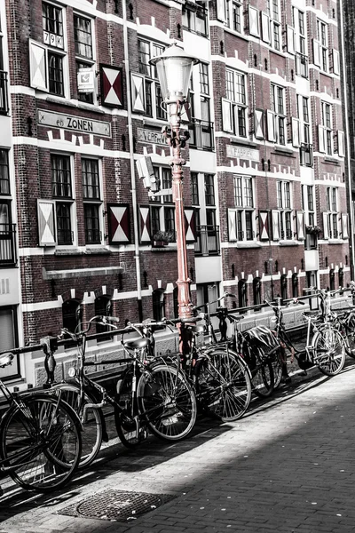 Typické architektury Amsterdamu s koly — Stock fotografie