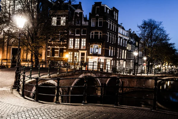 Amsterdam på natten, Nederländerna — Stockfoto