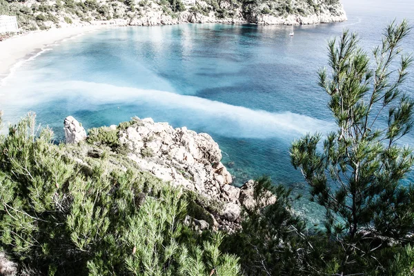 Baía pequena bonita em Ibiza Espanha — Fotografia de Stock
