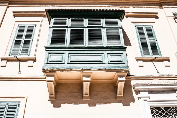 Традиционная мальтийская архитектура в Валлетте — стоковое фото