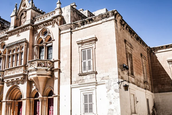 Classic Gothic architecture on a house in the old city of Mdina in Malta — Stock Photo, Image