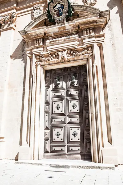 Arquitetura gótica clássica em uma casa na cidade velha de Mdina em Malta — Fotografia de Stock