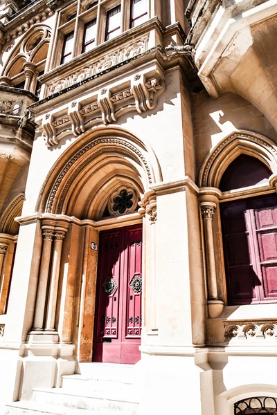 Arquitectura gótica clásica en una casa en la ciudad vieja de Mdina en Malta —  Fotos de Stock