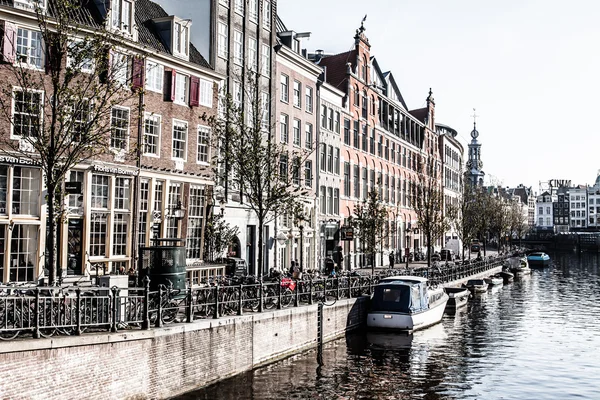 Arquitetura típica de Amsterdam com bicicletas — Fotografia de Stock