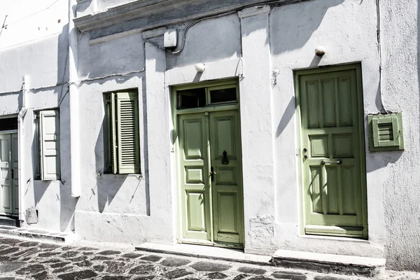 Eine typische enge Gasse in der Stadt Mykonos, Griechenland — Stockfoto