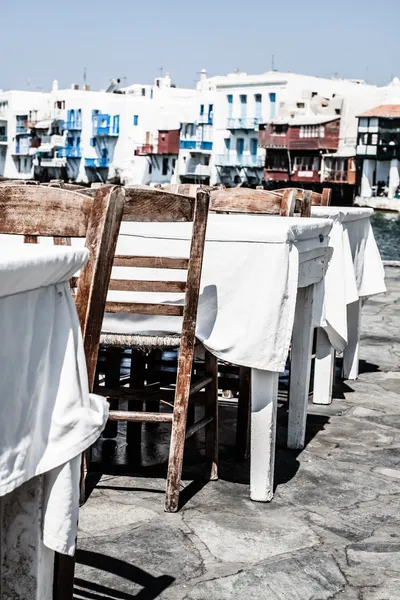 Restaurant in de buurt van de zee in mykonos, Griekenland. — Stockfoto