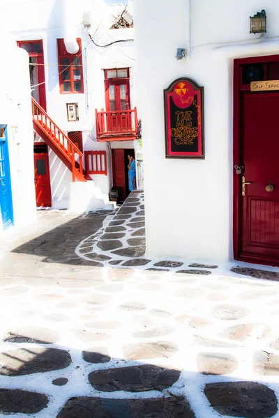 A typical narrow alley in the town of Mykonos, Greece — Stock Photo, Image