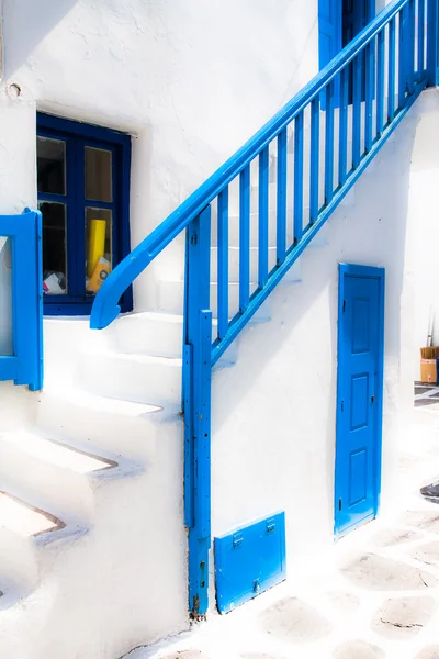 Un tipico vicolo stretto nella città di Mykonos, Grecia — Foto Stock