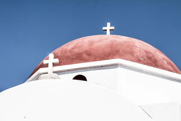 Eglise orthodoxe grecque avec voilier à Santorin, Grèce — Photo